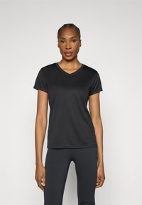 Melnā īsroku V-veida kakla T-krekls no gluda, viegla auduma. Ikdienišķa piegriezuma, minimālistisks dizains bez redzamiem logotipiem vai rakstiem.