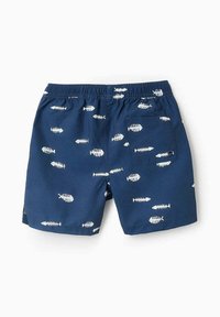 Pantaloni da bagno blu con un motivo a lisca di pesce bianco. Vita elasticizzata, tasca posteriore, tessuto leggero, lunghezza corta per il comfort.