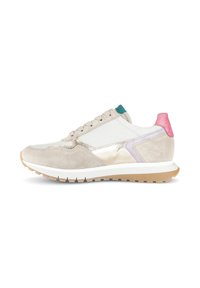 Sneakers z zamszową i siateczkową cholewką w odcieniu beżowym, z metalicznymi akcentami, zieloną pętlą na pięcie, różowym tyłem oraz białą gumową podeszwą.