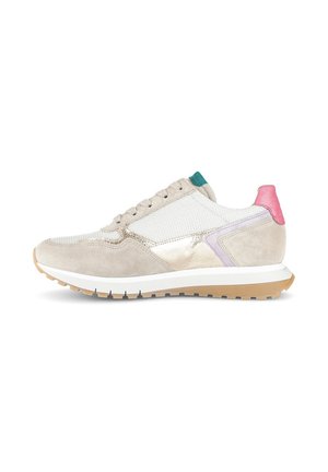 Sneakers z zamszową i siateczkową cholewką w odcieniu beżowym, z metalicznymi akcentami, zieloną pętlą na pięcie, różowym tyłem oraz białą gumową podeszwą.