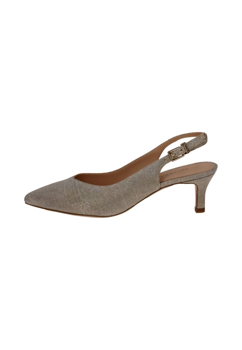 Zapato de tacón tipo slingback en color beige con punta afilada, tejido texturizado, una pequeña correa con hebilla y un tacón medio en forma cónica.