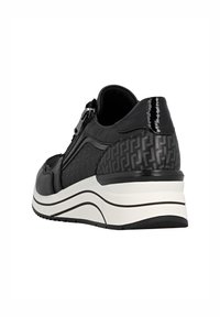 Zwarte sneaker met textuur bovenkant, ritsluiting en een contrasterende witte zool. Bevat een gemusterd paneel en gladde accenten.