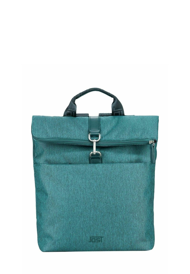 Sac en tissu teal avec un rabat, fermeture éclair à l'avant et fermoir en métal. Il présente une finition texturée et des poignées supérieures. Logo visible en bas.
