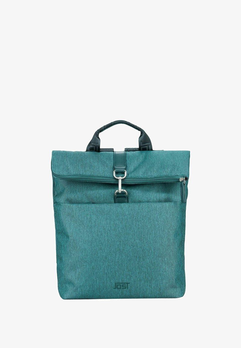 Sac en tissu teal avec un rabat, fermeture éclair à l'avant et fermoir en métal. Il présente une finition texturée et des poignées supérieures. Logo visible en bas.