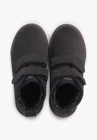 Juodi zomšiniai kulkšniniai batai su dviem reguliuojamais Velcro dirželiais. Iškloti minkšta, tekstūruota medžiaga šilumai ir patogumui. Guminiai pado elementai, užtikrinantys sukibimą.