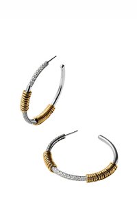 Pendientes de aro de plata con secciones de pequeños cristales transparentes y acentos de espiral dorada sobre un fondo blanco.