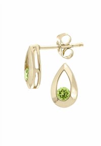 Pendientes en forma de lágrima de oro con un diseño recortado y gemas verdes redondas en el centro, con cierre a presión y mariposa.