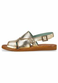 Sandale en cuir métallique doré avec un design à bout ouvert, sangle de cheville ajustable et semelle texturée marron. Présente des sections découpées pour la respirabilité.