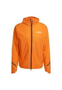 Veste légère orange avec capuche, dotée d'une fermeture éclair noire à l'avant, d'accents réfléchissants et du logo Terrex sur le côté supérieur gauche.
