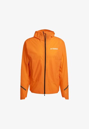 Orangene, leichte Jacke mit Kapuze, ausgestattet mit einem schwarzen Frontreißverschluss, reflektierenden Akzenten und dem Terrex-Logo auf der oberen linken Seite.
