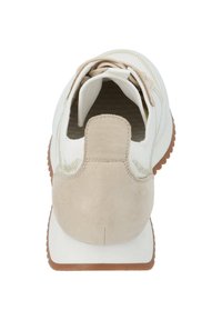 Weiße Sneaker mit beigem Wildleder-Absatz, Obermaterial aus strukturiertem Stoff und Schnürverschluss. Features ein weiches Innenfutter und eine braune Gummisohle.
