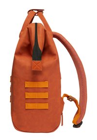 Un sac à dos synthétique orange au forme arrondie, avec une fermeture éclair noire et trois sangles de toile horizontales. Il est doté d'une sangle rembourrée et réglable.