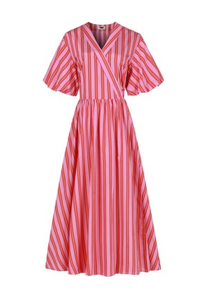 Roze en rode gestreepte wikkeljurk met korte, fladderende mouwen, een tailleband en een luchtige, enkellange rok. Gladde stoftextuur.