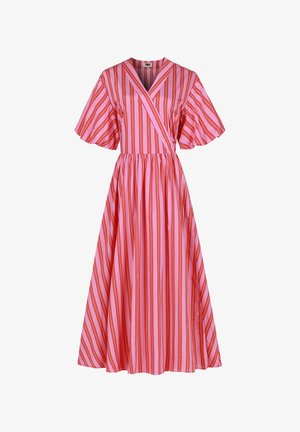 Robe portefeuille rayée rose et rouge avec des manches courtes et flottantes, un lien à la taille et une jupe fluide longueur cheville. Texture de tissu lisse.