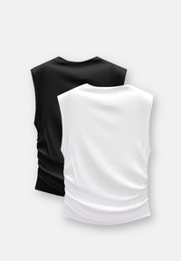 Zwei ärmellose Tops in Schwarz und Weiß, aus weichem Stoff. Das weiße Top hat Raffungselemente entlang der Seitennaht.