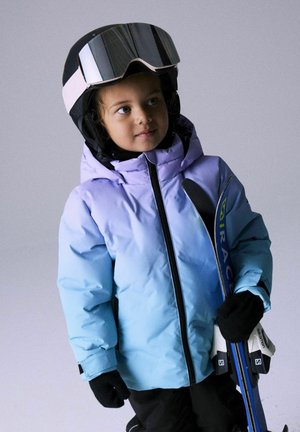 Skijacke in verlaufendem Blau und Lavendel, isoliert mit Kapuze und schwarzem Reißverschluss. Das Kind trägt einen schwarzen Helm und hält Skier.