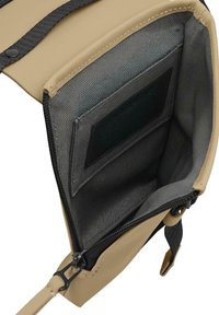 Tans schoudertas met een duurzame buitenkant, voorzien van een grijze stoffen interieur, ritssluiting en een interne kaarthouder voor organisatie.