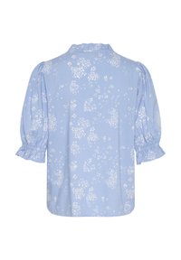Lichtblauwe blouse met wit bloemenpatroon, korte pofmouwen en gerimpelde halslijn. Zachte stof met een losse pasvorm.
