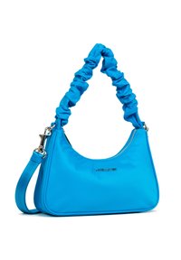 Sac à bandoulière en nylon bleu avec une sangle froncée et une fermeture éclair en argent. Comprend un petit logo à l'avant et une sangle amovible. Texture lisse dans l'ensemble.