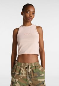 Roze cropped tanktop met een geborduurd "vans." logo. Gecombineerd met beige en groene camouflage shorts met een elastische tailleband.