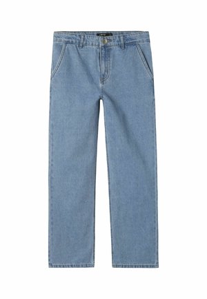 Jeans en denim bleu clair avec une coupe droite, cinq poches et une fermeture classique à bouton et à glissière. Présente des détails de couture subtils.
