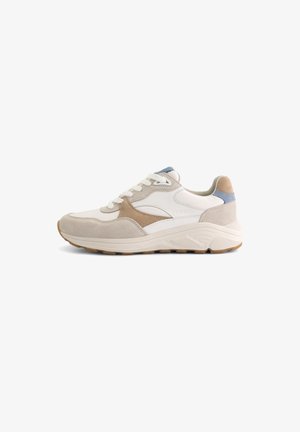 Sneakers hebben een combinatie van wit leer en beige suède, met blauwe accenten, een gestructureerde rubberen zool en een klassiek vetersysteem.