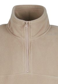 Beige fleece-pullover med høy krage og halvlukking. Tøyet er mykt og teksturert, med en subtil glans.