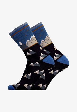Mittelhohe Socken mit einer blauen Spitze und Berggipfeln, dunklem Hintergrund und kontrastierenden hellgrauen und weißen Bergmustern. Weicher Textur.