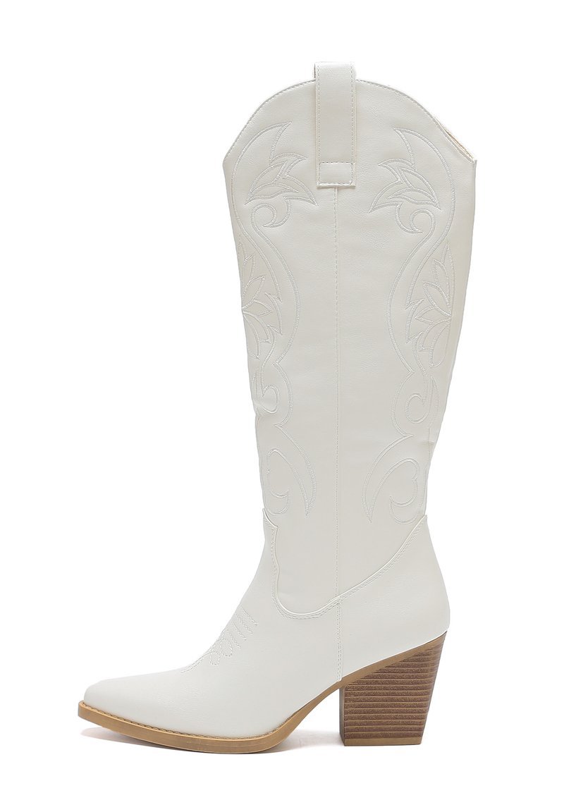 Botín vaquero de cuero blanco con punta afilada, diseño floral bordado y tacón de madera apilada. Cuenta con una pestaña para facilitar el uso.