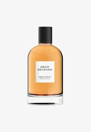 Selkeä lasipullo, jonka muoto on pyöreä ja musta kansi, sisältäen meripihkan väristä nestettä. Etiketissä on mustaa tekstiä valkoisella taustalla.