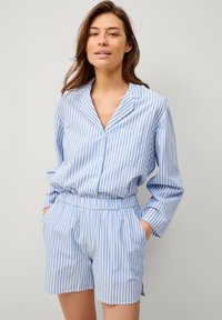 Lichtblauw en wit gestreept pyjamapakket met een knoopsluiting bovenaan en shorts met elastische tailleband, gemaakt van katoen.