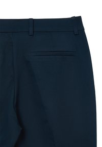 Pantalon bleu marine avec une texture lisse, doté d'une poche arrière et de passants de ceinture, conçu avec une coupe ajustée.