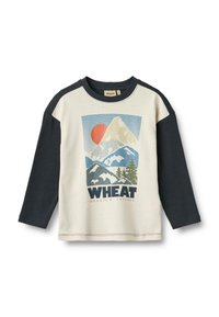 Tričko s dlouhým rukávem s krémovým tělem a tmavě modrými rukávy, grafika hory a slovo "WHEAT" v tučném písmu vpředu.