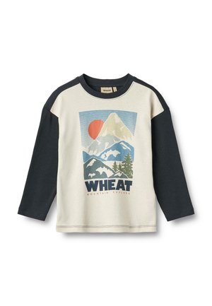 Langarm-T-Shirt mit cremefarbener Körper und dunkelblauen Ärmeln, Berggrafik und dem Wort "WHEAT" in fetter Schrift auf der Vorderseite.
