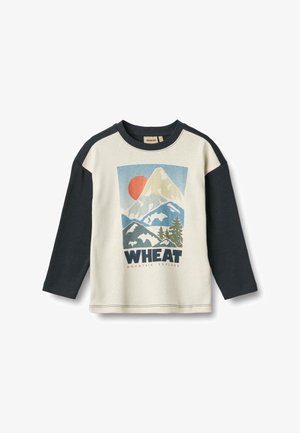 Tricou cu mâneci lungi, cu un corp crem și mâneci de un albastru închis, grafică montană și cuvântul "WHEAT" în litere mari pe față.