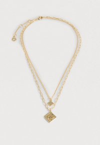 Guldlagd halskæde med led og kæde. Indeholder to geometriske vedhæng—én flad firkant og én mønstret diamantform.