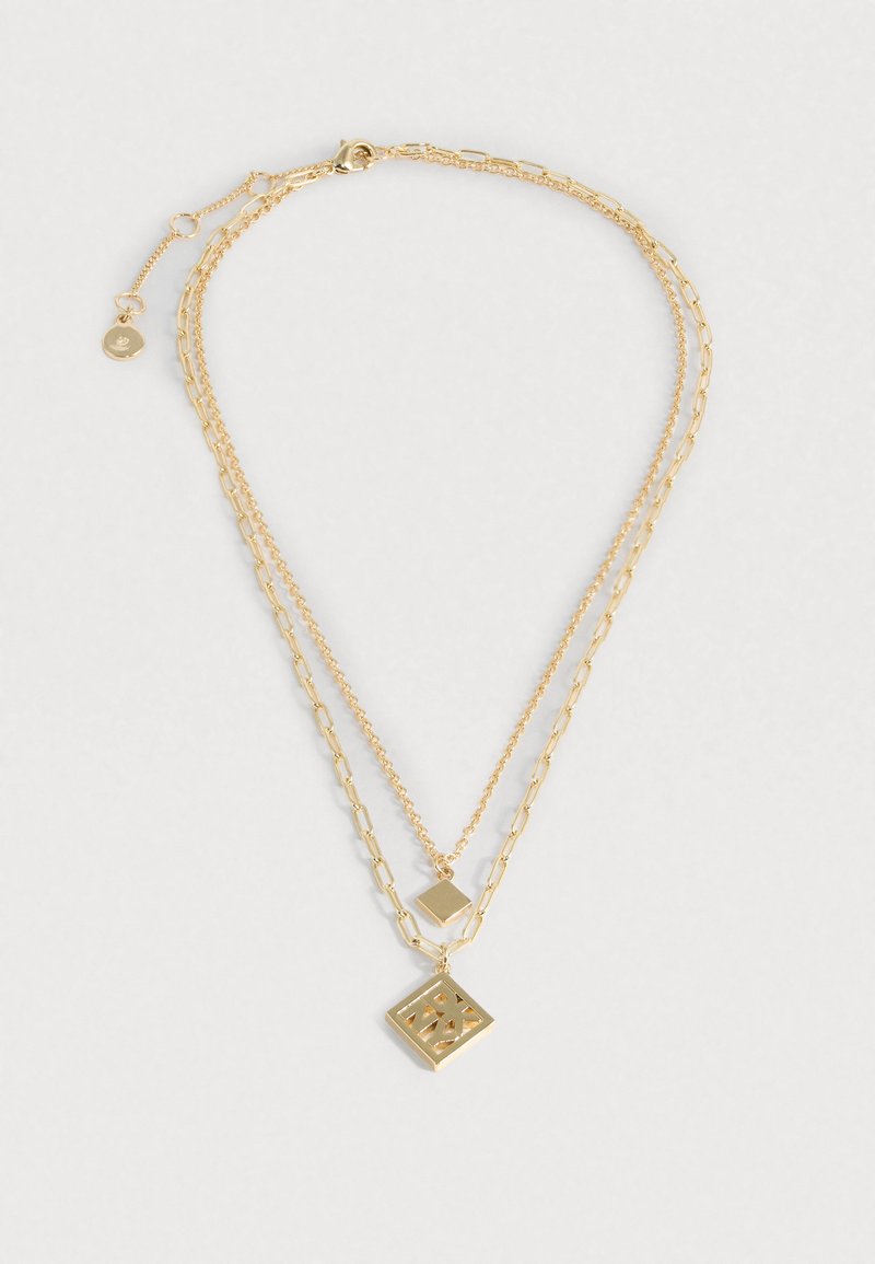 Guldlagd halskæde med led og kæde. Indeholder to geometriske vedhæng—én flad firkant og én mønstret diamantform.