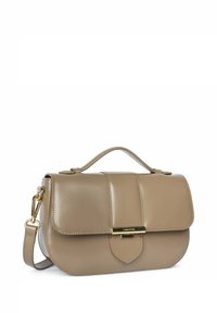 Borsa a tracolla in pelle beige con design a ribalta, dotata di una chiusura in tonalità dorata e una tracolla removibile. Texture liscia con dettagli di cuciture sottili.