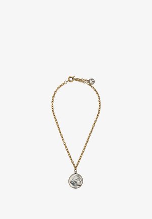 Złota naszyjnik łańcuszkowy z okrągłym wisiorkiem, na którym znajduje się szczegółowo wygrawerowany profil, ozdobiony małym, przezroczystym kamieniem szlachetnym.