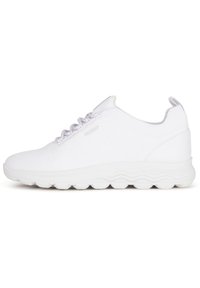 Hvite sneakers med en teksturert strikket overdel, snøring og en polstret såle med bølgemønster. Har en løfletap på hælen.