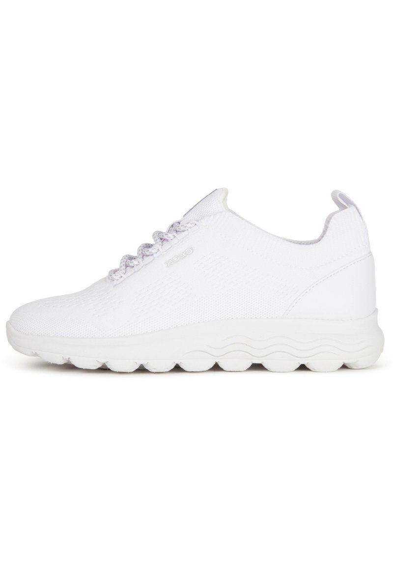 Hvite sneakers med en teksturert strikket overdel, snøring og en polstret såle med bølgemønster. Har en løfletap på hælen.
