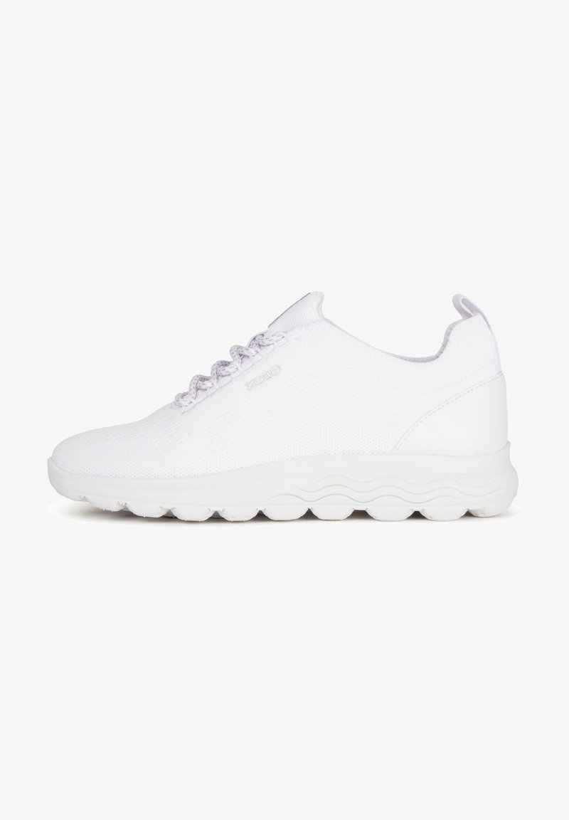 Hvite sneakers med en teksturert strikket overdel, snøring og en polstret såle med bølgemønster. Har en løfletap på hælen.