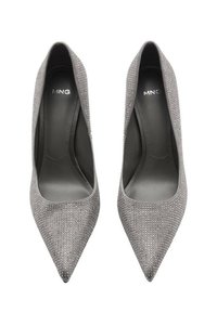Scarpe con tacco alto grigie dal design a punta, ricoperte di piccole decorazioni circolari, con una fodera interna liscia e il marchio MNG.
