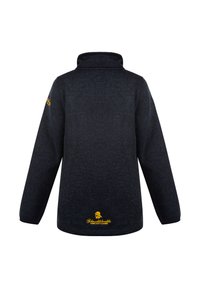 Tamsiai mėlynas vilnonis džemperis su aukštu apykakle, turintis tekstūruotą paviršių. Kairiajame rankovėje puikuojasi geltonas logotipo siuvinėjimas.