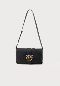 Borsa a tracolla in pelle nera con finitura texture, chiusura a farfalla dorata, dettagli con borchie e tracolla rimovibile.