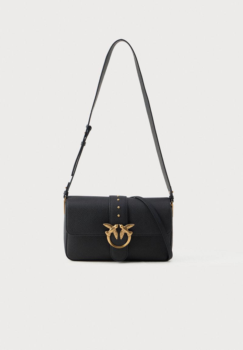 Borsa a tracolla in pelle nera con finitura texture, chiusura a farfalla dorata, dettagli con borchie e tracolla rimovibile.