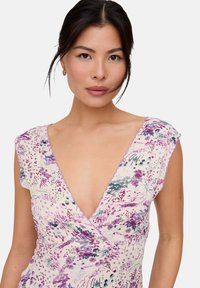 Kleid mit Blumenmuster, tiefem V-Ausschnitt, kurzen Flügelärmeln und figurbetonter Silhouette in Pastellrosa, Lila und Blau. Leichtes Gewebe.