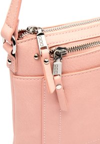 Růžová kabelka z umělé kůže s kovovými zipy, akcentními prvky a prošívanými detaily. Kompaktní design s jednou hlavní zipovou kapsou.