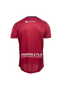Röd polyester sporttröja med blå krage. Texten på baksidan lyder "PINGEON & FILS" och "ENTREPRISE GÉNÉRALE DU BÂTIMENT."