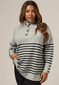 Pull en tricot gris clair avec des rayures noires, col montant et patte de boutonnage à cinq boutons. Il présente des poignets et un ourlet côtelés ainsi que de légères poches latérales.